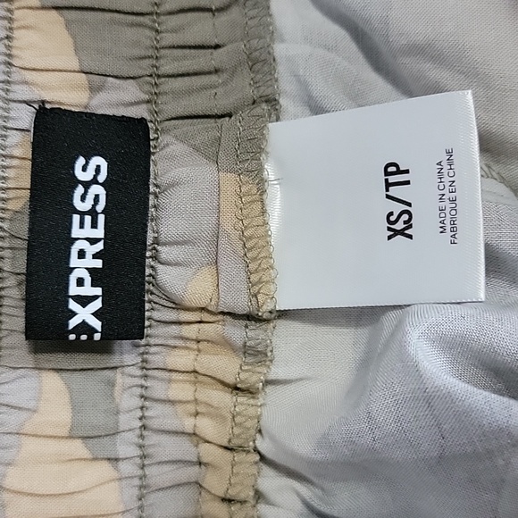 EXPRESS CAMO SHORTS/ XS. - Picture 3 of 8